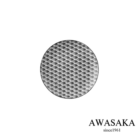 KOMON和風配菜小碗，白色陶瓷碗身，飾有連續的黑色波浪紋飾，帶有細緻的點狀紋理，呈現日式風格。