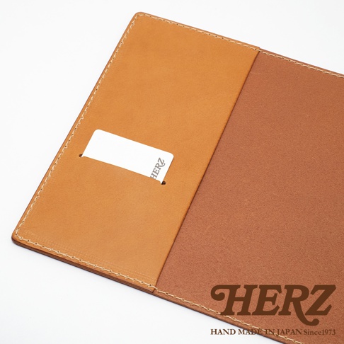 職人手作皮革B6記事本書套，採用雙色皮革設計，內側有卡槽，皮革表面壓印有「HERZ」品牌標誌。