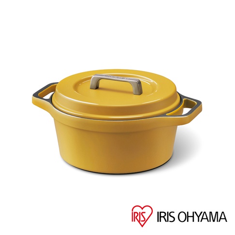 黃色琺瑯鑄鐵萬用鍋，鍋身圓潤，配有銀灰色提把和鍋蓋提鈕，鍋身兩側有弧形把手。
