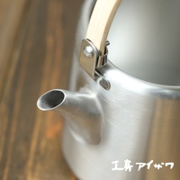 霧面不鏽鋼直筒茶壺，帶有木質上弦把手，壺嘴呈圓錐形。