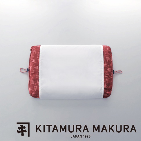 昭和懷舊可調式綁帶復古枕，採用軟管設計，枕套邊緣為紅色幾何圖案，中間為白色。枕頭兩側有紅色綁帶。