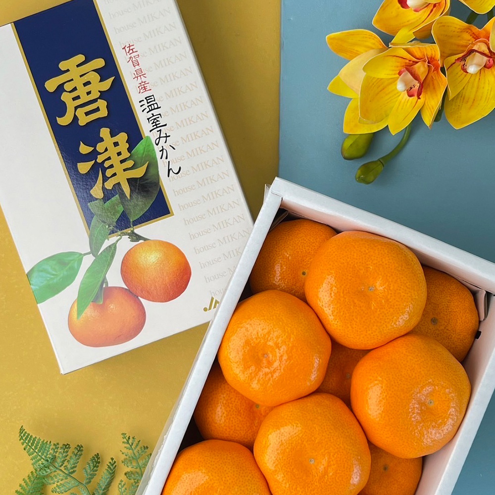 佐賀唐津蜜柑禮盒，內含多顆飽滿鮮橙，外盒印有日文「唐津」字樣及蜜柑圖案。