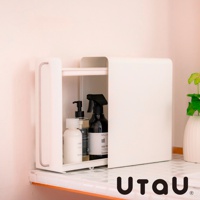 白色抽屜式多功能收納整理櫃，櫃內擺放著乳白色瓶裝清潔劑、透明瓶裝清潔劑及黑色噴霧瓶清潔劑。