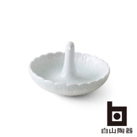 白色陶瓷製成的白鳥造型碟，碟身呈扇形，邊緣有花瓣狀紋飾，中央立有一隻簡約的鳥造型支架，碟內有放射狀線條裝飾，適合放置戒指或小型飾品。
