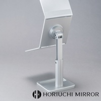 銀色金屬材質的NAPURE桌上型化妝鏡，具有可調節高度的支架和可旋轉的鏡面，鏡面部分帶有紋理裝飾。