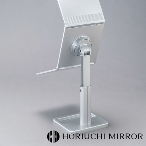 銀色金屬材質的NAPURE桌上型化妝鏡，具有可調節高度的支架和可旋轉的鏡面，鏡面部分帶有紋理裝飾。