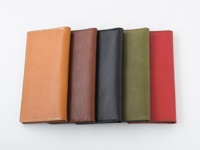 職人手作皮革簡約輕薄扁長夾，共五色：淺棕、深棕、黑色、軍綠、紅色。皮革材質，簡潔設計，邊緣有縫線。