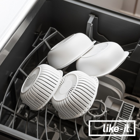 兩件白色簡約雙層蒸氣循環保鮮盒，其中兩件為圓形帶有條紋的濾網設計，另外兩件為較大的白色圓形碗狀，共同放置於洗碗機內。