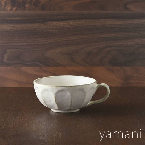 美濃燒粉引湯杯碗，白色陶瓷材質，外觀帶有壓印的扇形紋理，杯緣略帶綠色調。