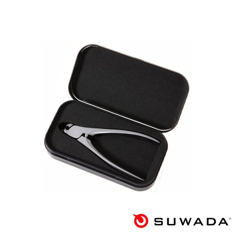 銀色金屬材質的日本職人指甲剪，置於黑色絨布內襯的長方形黑色收納盒內，指甲剪呈現經典的彎曲造型，刀刃部分閉合。