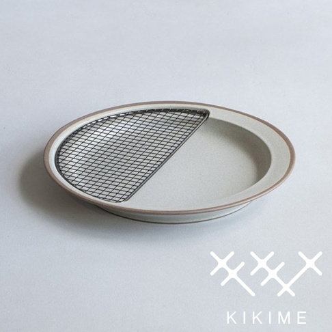 美濃燒瀝油餐盤，淺灰色陶瓷盤面，附有半月形黑色金屬瀝油網，盤緣為棕色。