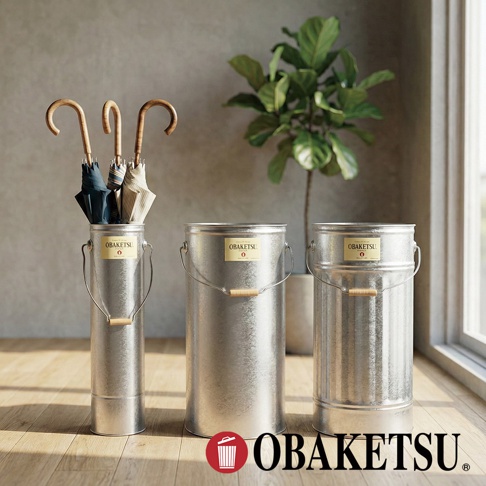 OBAKETSU 手工製傘桶 L 款，為日本製鍍鋅鋼板材質，經典圓桶造型，適合收納雨傘。