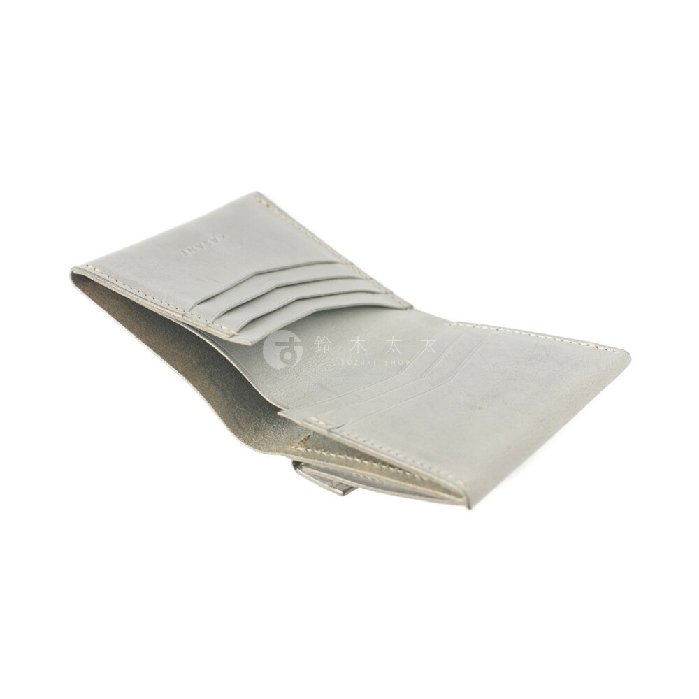 一個淺灰色皮革錢包，打開狀態，展示內部卡槽和紙幣隔層。