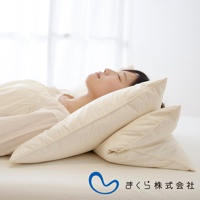 一女子仰躺在白色床鋪上，頭部枕在兩個米白色羽絨枕上，其中一個枕頭疊在另一個枕頭上方。枕頭材質柔軟，呈現蓬鬆的羽絨質感。