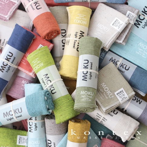 MOKU超速乾輕薄吸水長毛巾，多種顏色如粉色、橘色、黃色、綠色、藍色、淺藍色、灰色、紫色等，材質為純棉，以長條狀及方形疊放展示。
