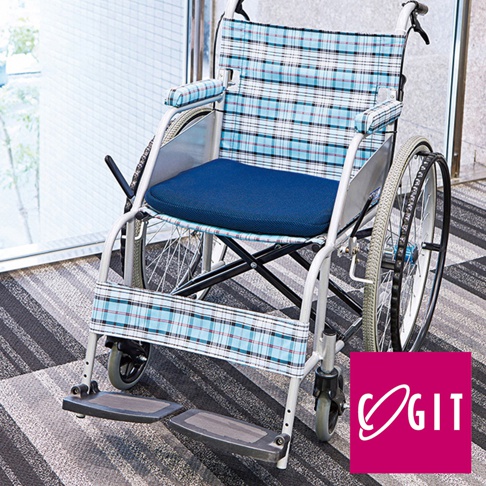 藍色蜂巢式冷凝膠坐墊置於藍白格紋輪椅上，坐墊材質為網眼織物，輪椅框架為銀色金屬，配有黑色輪胎和腳踏板。