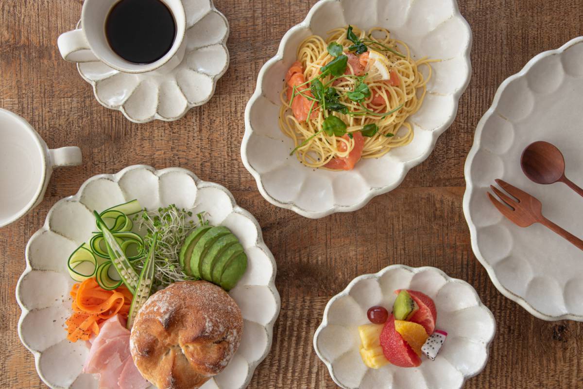 小兵 六魯粉引花型主食盤，21cm，白色陶瓷，花瓣造型邊緣，帶有粉引釉色，適合盛裝多樣餐點。