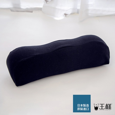 深藍色男款抗臭抬腿枕，織物材質，設計呈人體工學曲線，中段凹陷，兩側隆起，提供腿部支撐。