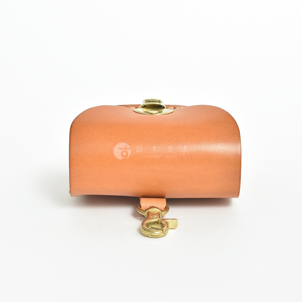 職人手作皮革耳機收納包，淺棕色皮革，附有金色金屬扣環和鉤子，設計簡約實用。