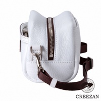 JETTER 迷你側背包 CJTH-040，採用白色荔枝紋皮革製成，綴有銀色金屬拉鍊和掛鉤，搭配深棕色織帶。