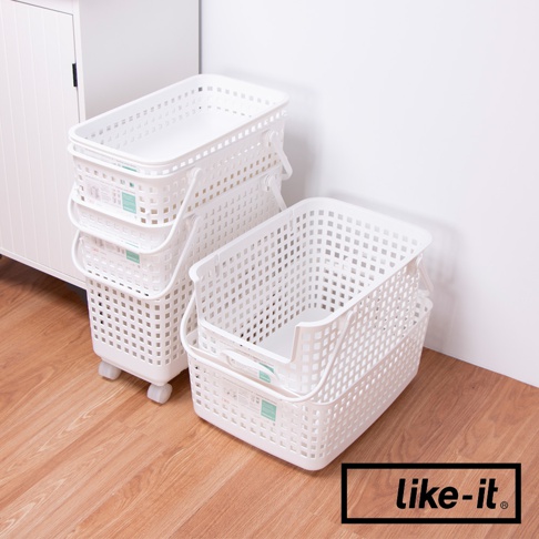 like-it 品牌標誌置於畫面下方，畫面中擺放著幾個白色塑膠洗衣置物籃，其中有兩個堆疊在一起，下方另有一個較大的洗衣籃。