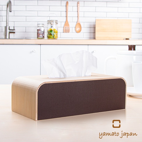 淺色木質面紙盒，兩側嵌有深棕色紋理布料，頂部露出白色抽取式衛生紙。