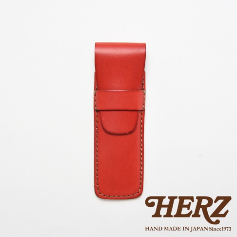 紅色皮革材質的HERZ手工鋼筆收納筆袋，採用簡約的翻蓋式封口設計，外觀縫線工整細緻，右下角印有HERZ品牌名稱與品牌創立年份標示，整體呈現質感精緻的職人手作風格。