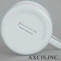 純白色琺瑯馬克杯底部，印有黑色手寫字體「Goharamamiko」及「Produced by AXCIS, INC.」字樣。