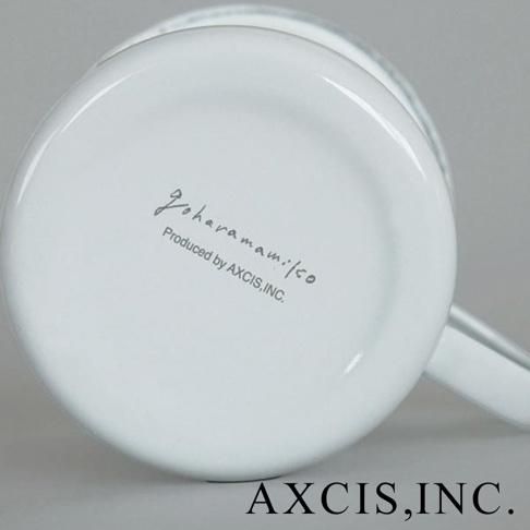 純白色琺瑯馬克杯底部，印有黑色手寫字體「Goharamamiko」及「Produced by AXCIS, INC.」字樣。