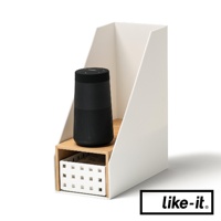 白色簡約雙層木紋整理架，上層放置黑色圓柱形喇叭，下層為白色镂空方格收納盒，整體以白色背景呈現。