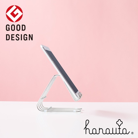 銀色不鏽鋼萬用支架，造型簡約，支撐著一台平板電腦，背景為粉紅色。