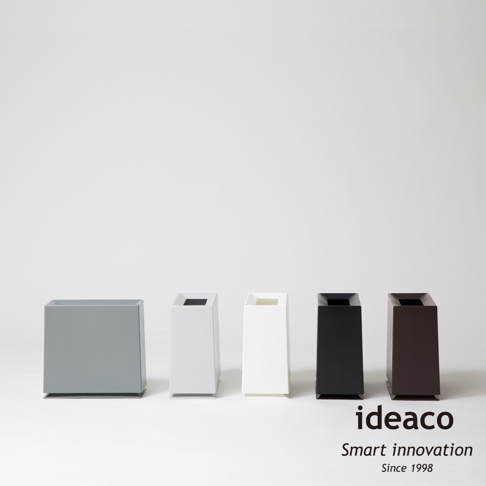 四個不同顏色的方磚家用垃圾桶，包括灰色、白色、黑色和深棕色，以簡潔的設計排列在白色背景上。