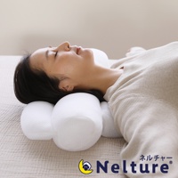 一位女性側臥，頭部枕於一個白色網狀材質的安睡枕上，枕頭設計為多個滾筒狀結構，支撐頸部與頭部。