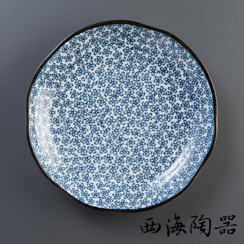 日本美濃燒輕量雅菊五件式大圓盤，陶瓷材質，盤面佈滿細膩的藍色小菊花圖案，邊緣為不規則波浪狀，搭配深色滾邊。