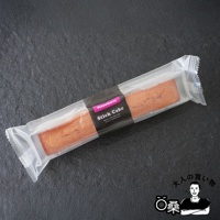印有草莓圖案和「Stick Cake」字樣的長條蛋糕，獨立包裝，上方有日文「大人的購物」標誌