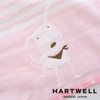 粉色條紋今治純棉紗布浴巾，繡有白色小狗圖案，戴著褐色領巾，材質為純棉。