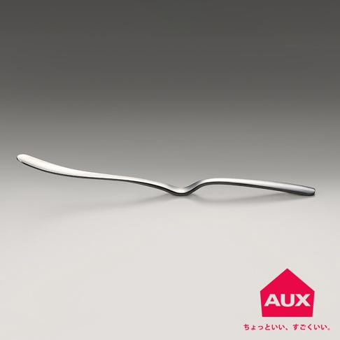 leye 不沾桌果醬抹刀，銀色金屬材質，呈現光滑拋光質感，刀身呈現優雅的曲線設計，刀頭扁平寬大，適合塗抹。