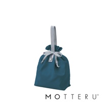 藍綠色摺疊保冷束口袋，附有灰色提把與淺灰色緞帶蝴蝶結，袋口束緊設計，材質為尼龍。