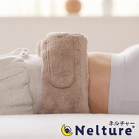 一個可調式今治毛巾腰枕，呈淺褐色，帶有鈕扣固定，纏繞在人腰部。