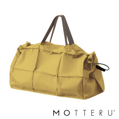 黃色輕時尚束口摺疊隨行袋，材質輕薄，帶有深色提把，袋身有明顯的摺疊縫線，側邊附有束口繩及品牌標籤。