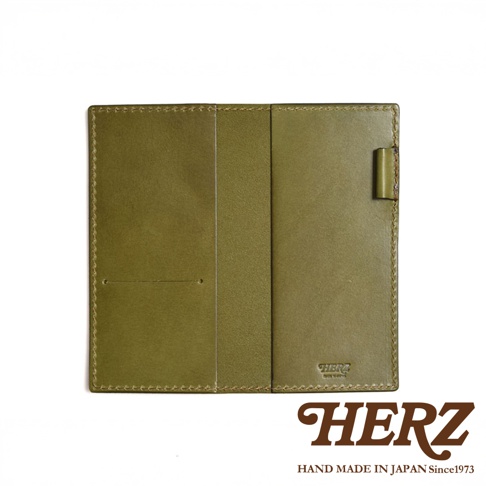 橄欖綠皮革輕便記事本書套，內部有兩格夾層，右側有筆插。皮革表面帶有細緻的縫線，右下角壓印有 HERZ 品牌標誌。