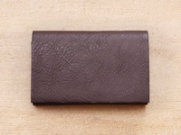 職人手作Organ薄型名片短夾 (GS-49)，深棕色皮革，表面帶有細緻紋理，置於淺色木紋背景上。