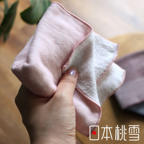 日本桃雪今治蓬鬆人字紋紗布方巾，粉色與白色，柔軟舒適，單手拿著方巾。