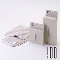 兩條淺灰色網格紋理的降溫涼感手巾，其中一條下方有淺藍色點狀紋理。兩旁擺放著兩盒印有溫度計圖案的淺灰色紙盒包裝，左側較小盒，右側較大盒。