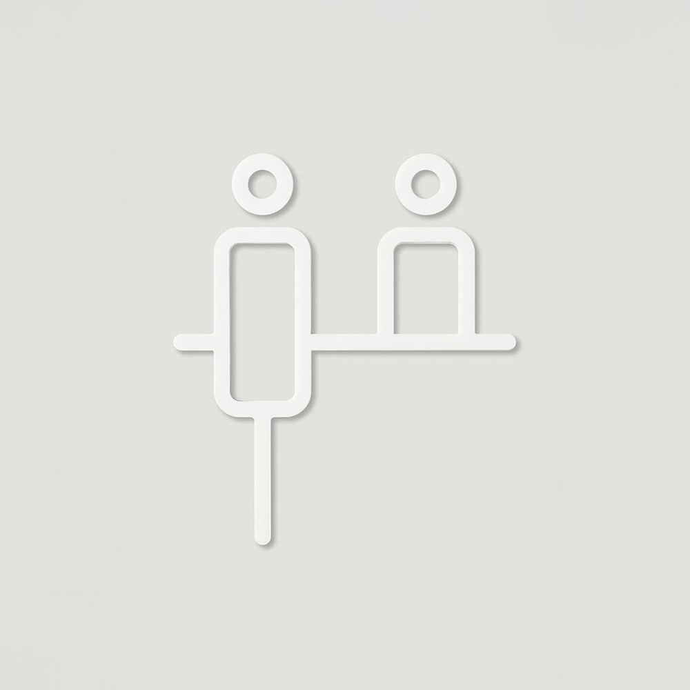 簡約白色線條構成的櫃檯標示牌，呈現兩人排隊等候的圖案，適合用於標示服務櫃檯或排隊區域。