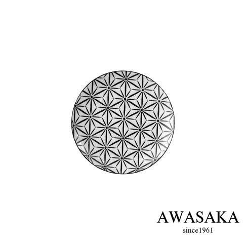 一個圓形陶瓷小碗，碗面印有黑白相間的幾何圖案，圖案由多個菱形組成，中心匯聚成星狀，呈現日式和風設計。