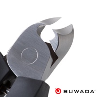 日本職人指甲剪-輕柔款，特寫展示其金屬刀刃與黑色手柄，刀刃為弧形，表面呈現細緻的金屬拉絲紋理，是精緻的個人護理工具。