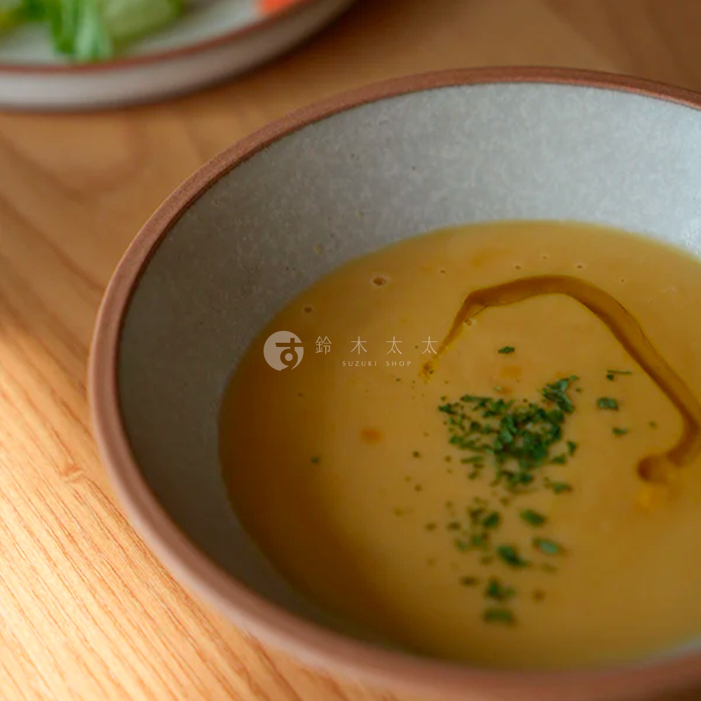 PURE 素燒百搭陶瓷沙拉碗，碗內盛有濃湯，表面淋有橄欖油並撒上香草碎。碗身為淺灰色，外緣為陶土原色。