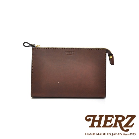 職人手作皮革三角底拉鍊手拿包，深棕色光滑皮革，頂部有黃銅拉鍊及皮製拉環。