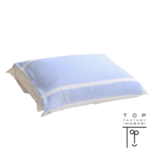 淺藍色與白色條紋的今治四層紗枕套，內層為米白色。